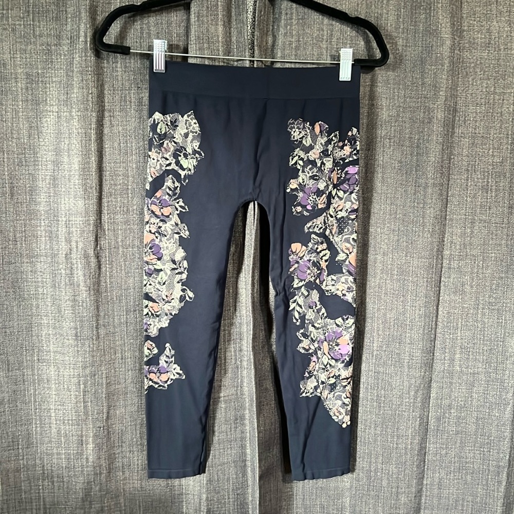 M. Rena blue cropped leggings with lace floral print design one size